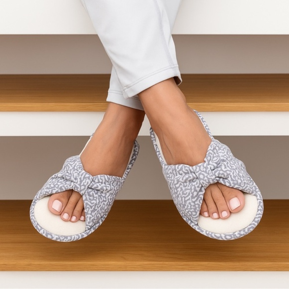 Isotoner Signature Spectra Waterless Dye Slide Slippers Size 7.5–8 – Delphinium